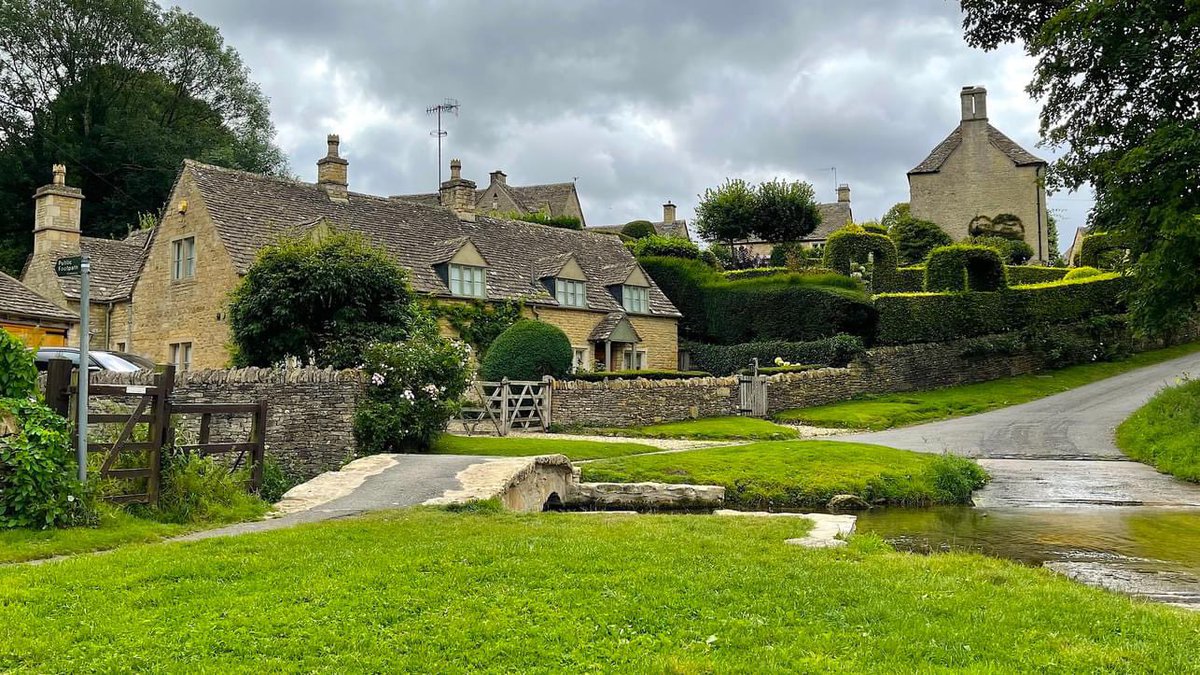 Thy_Huyen_Lotus's tweet photo. A thankful village in the heart of the Cotswolds... just 2 miles from Bourton-on-the-Water.
#Bourton #village https://t.co/zk1bThw5GC