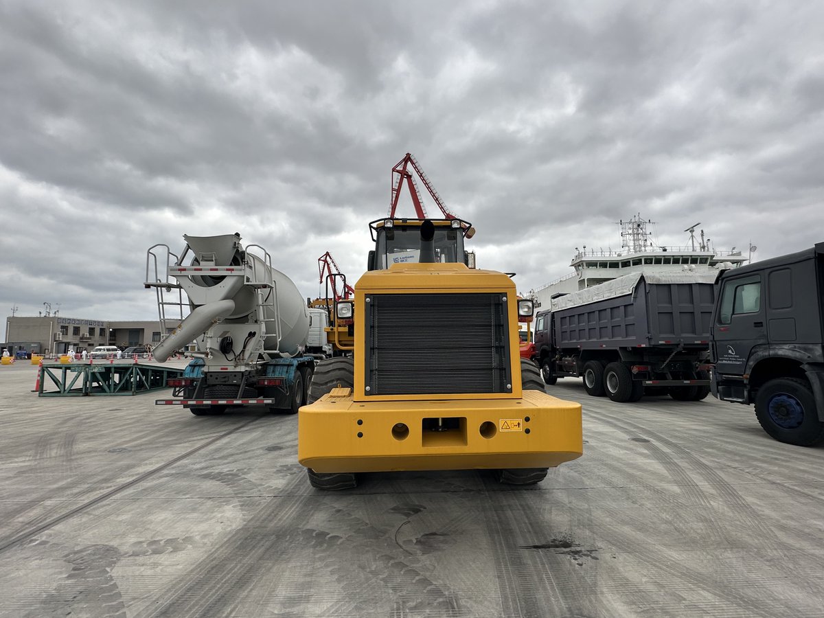 HuLorre's tweet photo. One Day at Port of Shanghai, China.
#LIUGONG #ZL50CN 
#CATERPILLAR #950GC
#CATERPILLAR #140GC
#SANY #STH1056A5 https://t.co/CMepx35a5f