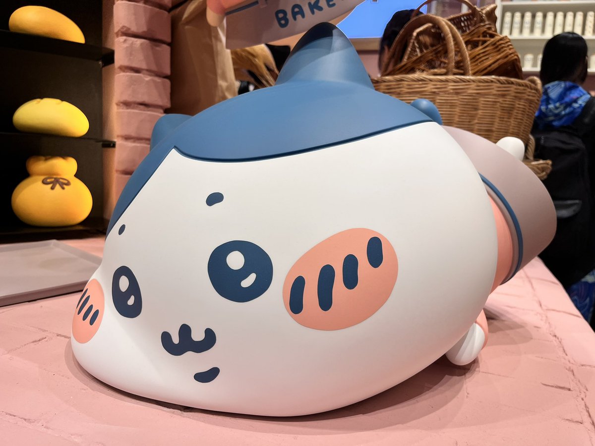 明日29日にオープンを迎える「ちいかわベーカリー」にお邪魔してきました🥐
まずは店内の様子をご覧ください。ベーカリーの中で所狭しと駆け回るちいかわたちは、皆様に美味しいパンをお届けするため一生懸命です！