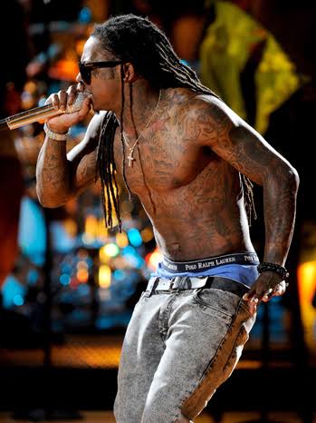 RAPA WALIO WAHI PIGWA RISASI  WAKANUSURIKA .

1. Lil Wayne.
Lil' Wayne alikiri kwamba alijaribu kujiua alipokuwa na umri wa miaka 12 pekee. Alisema kwamba alipata bunduki katika nyumba ya mama yake huko New Orleans na kujipiga risasi kifuani, akikosa moyo wake.