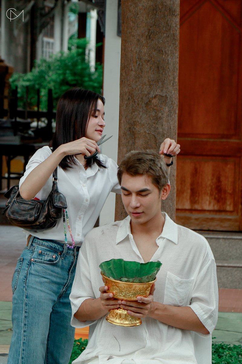 CM2Connect's tweet photo. "ส้มมารี" ร่วงปลงผมนาค "มิว ศุภศิษฏ์" ก่อนเข้าอุปสมบท  ณ วัดบุรณศิริมาตยาราม        

MEW ORDINATION DAY     
#ปุญญวัฑฒโนภิกขุ #MewSuppasit #มิวศุภศิษฏ์ 
#ส้มมารี #zommarie https://t.co/aY9k4jReBq