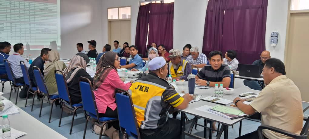 TeamProjekTrg's tweet photo. Mesyuarat Tapak (Oktober 2024) bagi projek Pembinaan Maktab Rendah Sains Mara (MRSM) Dungun, Terengganu. #JKR #PPPT #BerJasaKepadaRakyat @TeamProjekTrg @JKRTerengganu @IrhjNapi @hafiezPPK1_JKR https://t.co/QkgPOtRIae