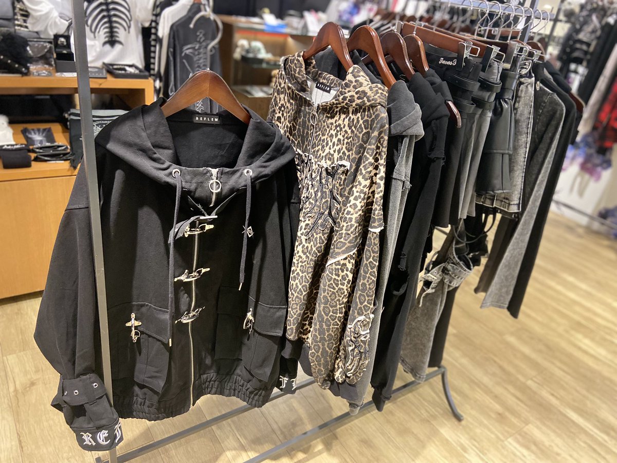 travas_yokohama's tweet photo. こんにちは!
本日も横浜店オープンしております!

11:00〜21:00

なんとなんと！クマの新作が登場です！！✨✨

昨年も大人気だったボーダー袖のクマ!🐻
カラーも赤、ムラサキ、白と人気なカラーが揃っており色んなアウターとも相性バクグン‼︎

本日もスタッフみんなで元気にお待ちしております!🐻‍❄️ https://t.co/cbAjHbiWwp