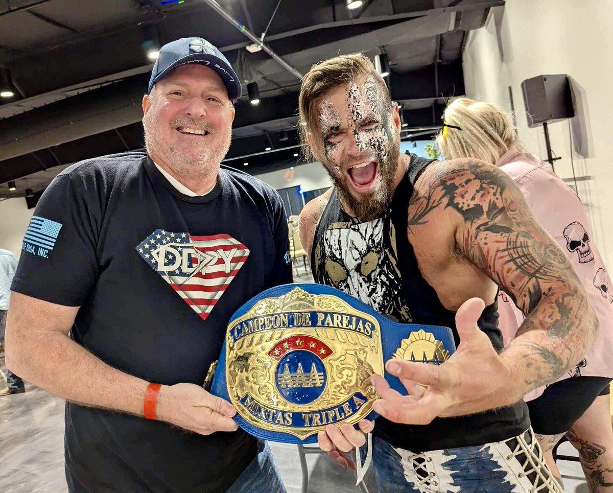 mattkingit's tweet photo. One of the best weekends ever, meet and greet with some great wrestlers and celebrities. @steveofcrazzy https://t.co/u0TzFbEpuJ