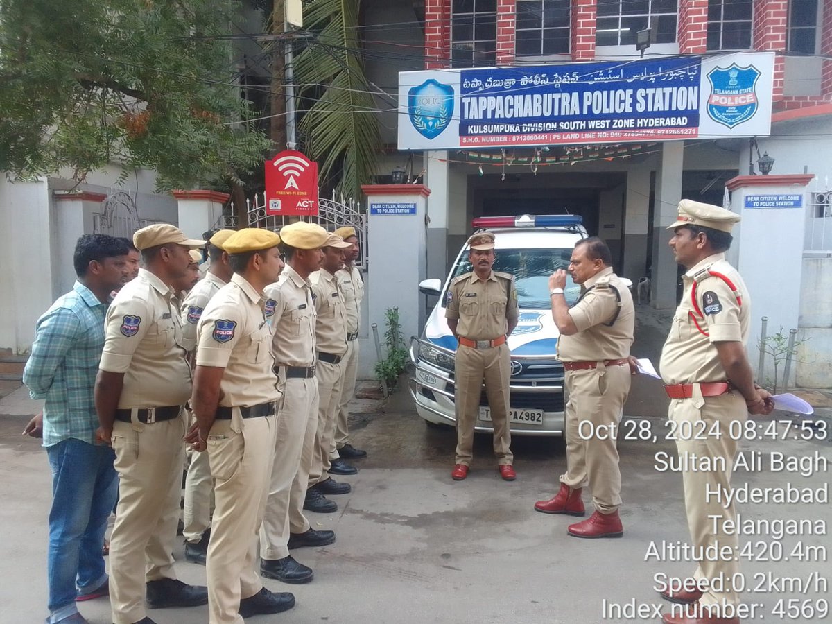 DCP_SWZ's tweet photo. I and Addl DCP SW Sri Md Ashfaq had an interaction with Police Station &amp; TGSP Staff during morning roll call held at Habeeb Nagar PS &amp; took feedback on their duties n performance
@CPHydCity 
@CVAnandIPS 
@hydcitypolice 
@TelanganaCOPs 
@MaheshBhagwat95 
@tgspbnshq https://t.co/nGslZRU38f