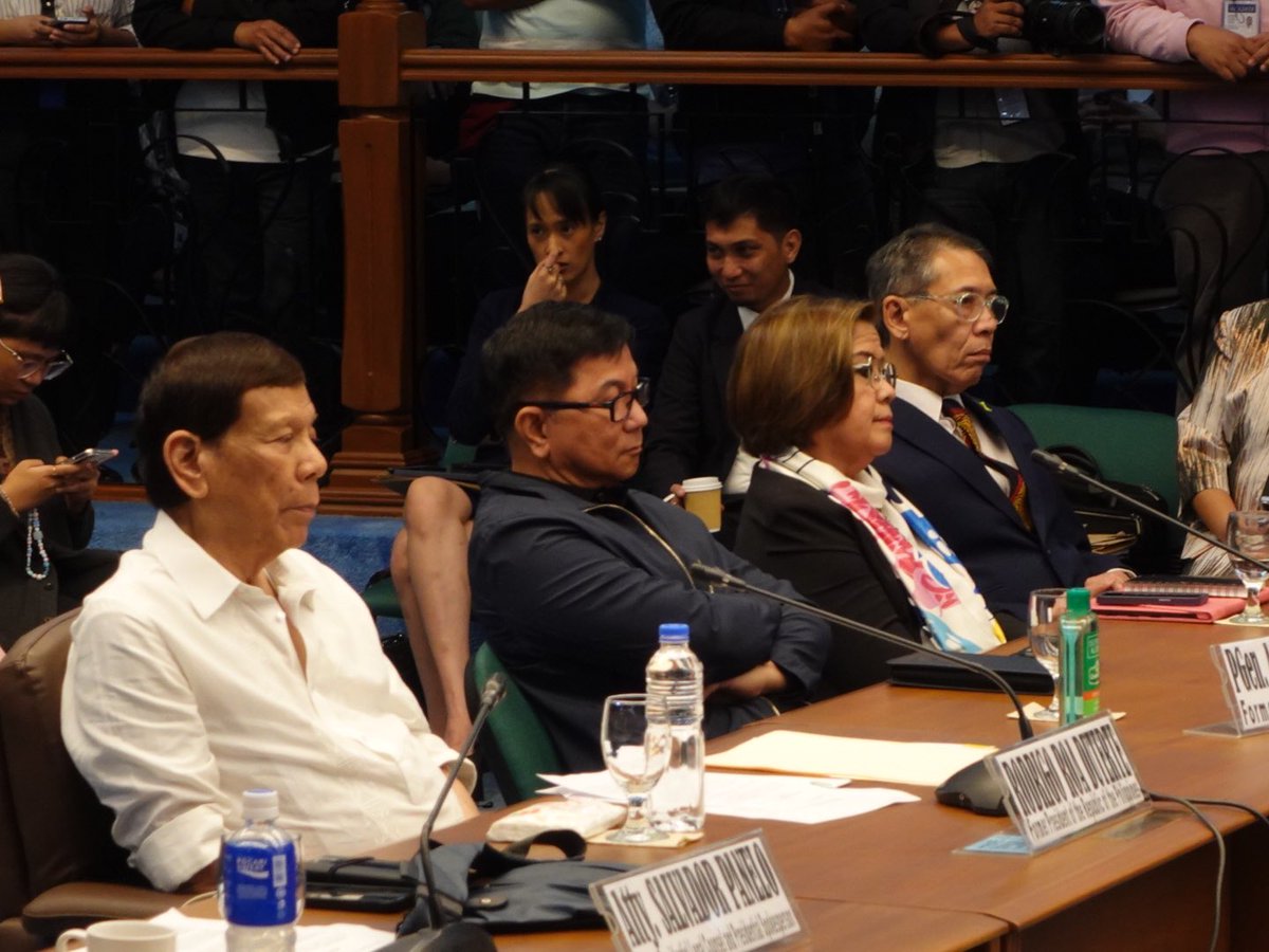 ChelDiokno's tweet photo. HAPPENING NOW: Nandito tayo ngayon sa Senado bilang resource person sa imbestigasyon ng Blue Ribbon Committee sa War on Drugs ni former Pres. Rodrigo Duterte. Kasama si former Sen. Leila de Lima, we are ready to confront those responsible for the deaths of thousands of Filipinos. https://t.co/HZuxStszpe