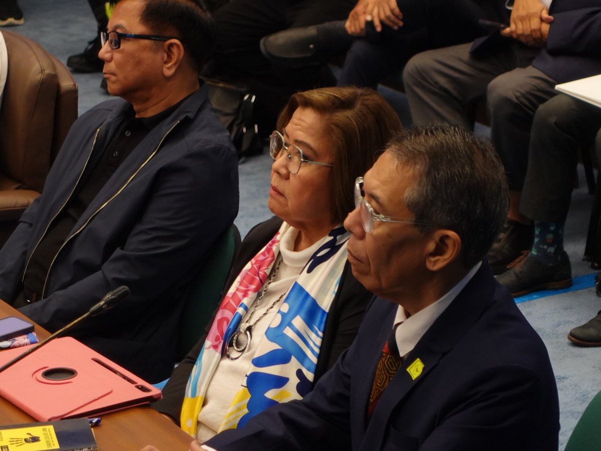 ChelDiokno's tweet photo. HAPPENING NOW: Nandito tayo ngayon sa Senado bilang resource person sa imbestigasyon ng Blue Ribbon Committee sa War on Drugs ni former Pres. Rodrigo Duterte. Kasama si former Sen. Leila de Lima, we are ready to confront those responsible for the deaths of thousands of Filipinos. https://t.co/HZuxStszpe