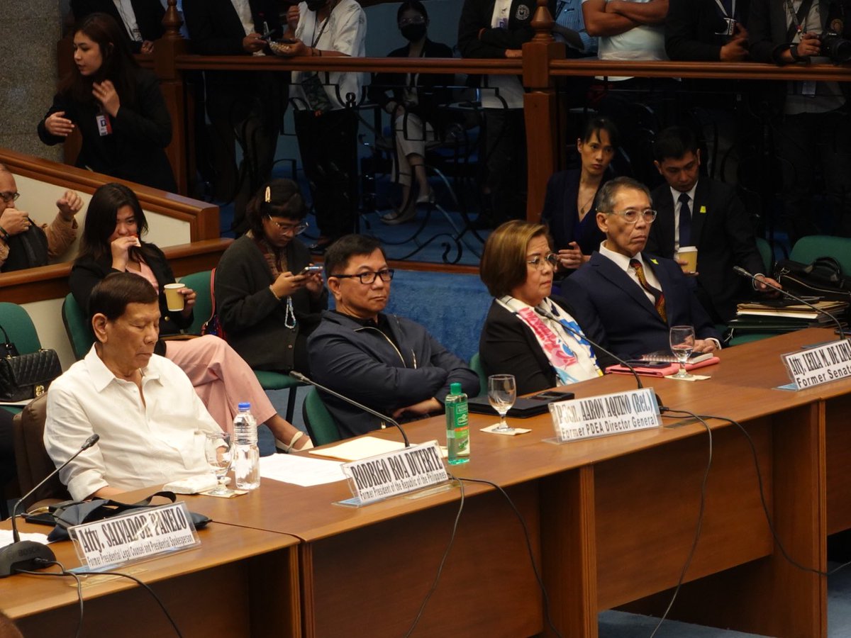 ChelDiokno's tweet photo. HAPPENING NOW: Nandito tayo ngayon sa Senado bilang resource person sa imbestigasyon ng Blue Ribbon Committee sa War on Drugs ni former Pres. Rodrigo Duterte. Kasama si former Sen. Leila de Lima, we are ready to confront those responsible for the deaths of thousands of Filipinos. https://t.co/HZuxStszpe