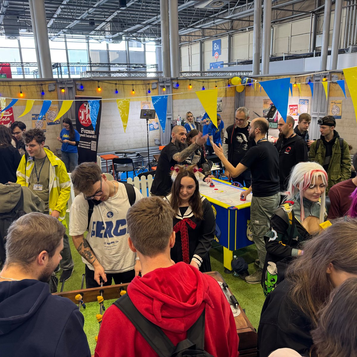 doombek's tweet photo. #PGA2024 za nami, można odchorowywać teraz, ale zanim to zrobię...

#Fallout: Rozdaliśmy kilka tysięcy Draży Krypciarzy (wszystko poszło!), wydziaraliśmy 76 osób i rozdaliśmy cały merch jaki ze sobą przywieźliśmy. Od paru osób usłyszałem, że nasza strefa wygląda jakby była wyjęta z gry - lepiej chyba się nie da, skoro jej projekt robiłem w grze i jego się trzymaliśmy