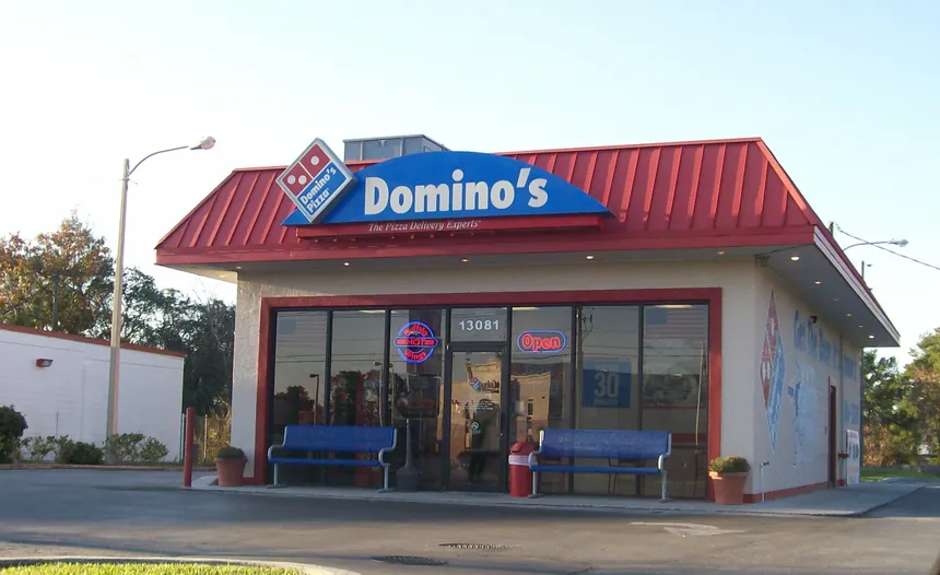 ¿Te imaginas que una empresa de pizzas admita que su propio producto es... malo? 😱

🍕 En 2009, Domino’s hizo algo impensable que casi los destruye, pero terminó revolucionando el marketing.

Esta es la historia completa:
