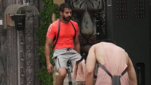 inm24news's tweet photo. Chum pointing out that KV couldn’t hide his smile watching them hug 🥹😭 Looks like he’s genuinely happy they’ve worked it out! 💖

#KaranVeerMehra #BiggBoss18 #BiggBoss #BB18 #Livefeed #ShrutikaRajArjun #ChumDarang #HappyMoments #FriendshipGoals #AllSorted https://t.co/yVkNGKvTz8