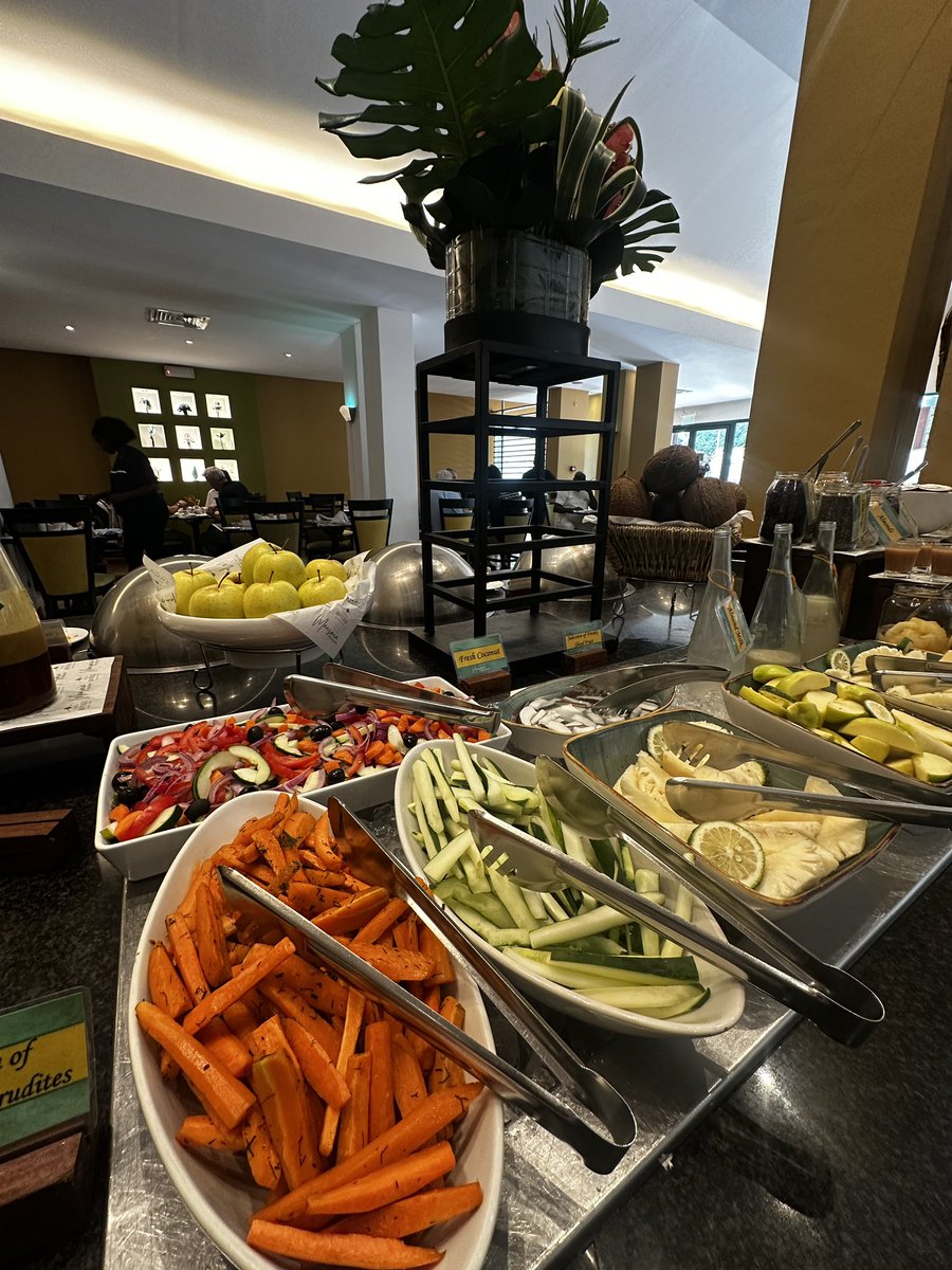 An apple a day keeps the doctor away, but starting your morning with a balanced breakfast fuels the day! 

Join us daily from 6 am to 10 am and enjoy a nutritious start in a welcoming atmosphere. 

To reserve your space in our restaurant, call us at 0302517556. 

#Mansoniatreats