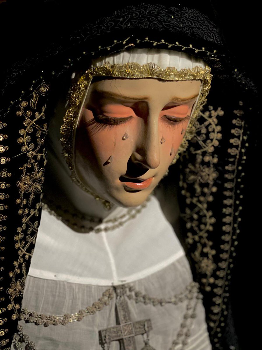 doloresdlpuente's tweet photo. María Stma. de la Encarnación ataviada para la Conmemoración de los Fieles Difuntos. 

“Oh Madre de misericordia, yo me arrojo a vuestros pies, avergonzado y confuso por mis pecados, y temblando de horror por el riguroso juicio que me espera después de mi muerte.”

#CofradíasMLG https://t.co/ZACq5z7tb0