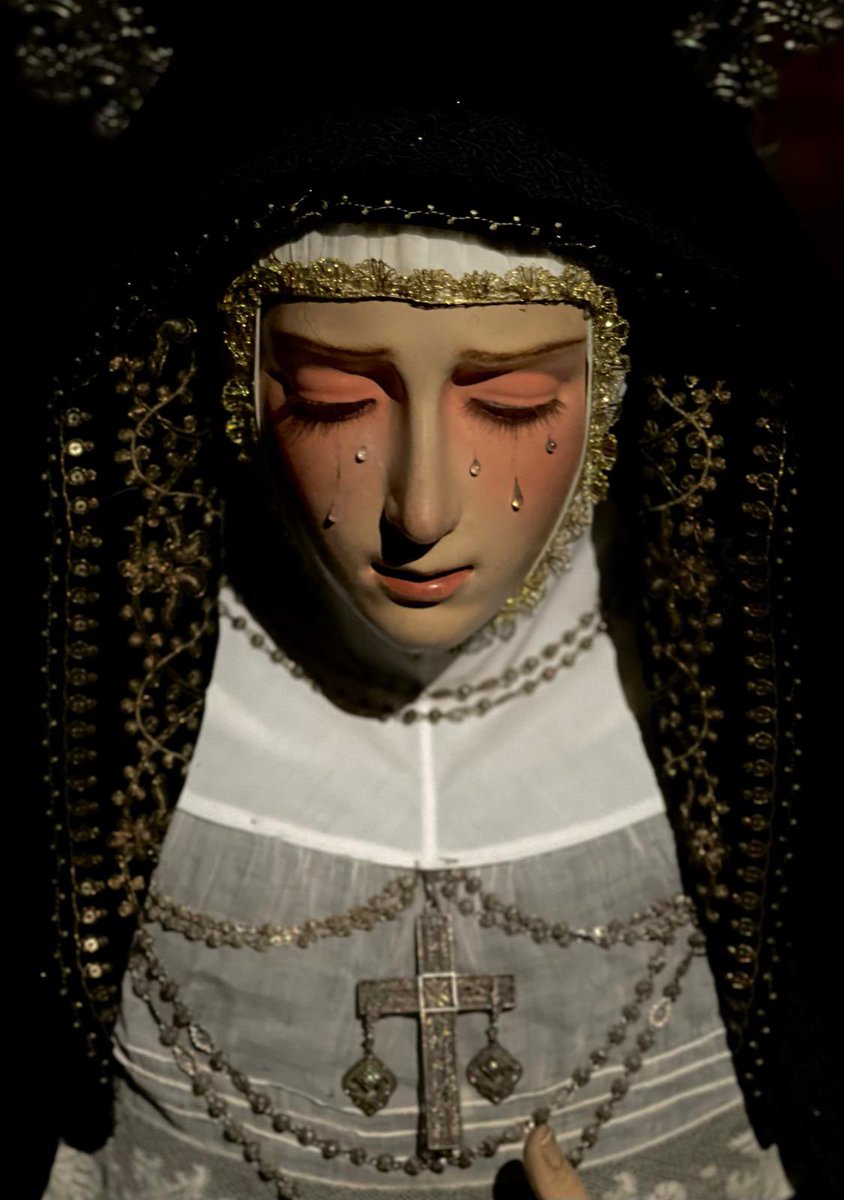 doloresdlpuente's tweet photo. María Stma. de la Encarnación ataviada para la Conmemoración de los Fieles Difuntos. 

“Oh Madre de misericordia, yo me arrojo a vuestros pies, avergonzado y confuso por mis pecados, y temblando de horror por el riguroso juicio que me espera después de mi muerte.”

#CofradíasMLG https://t.co/ZACq5z7tb0