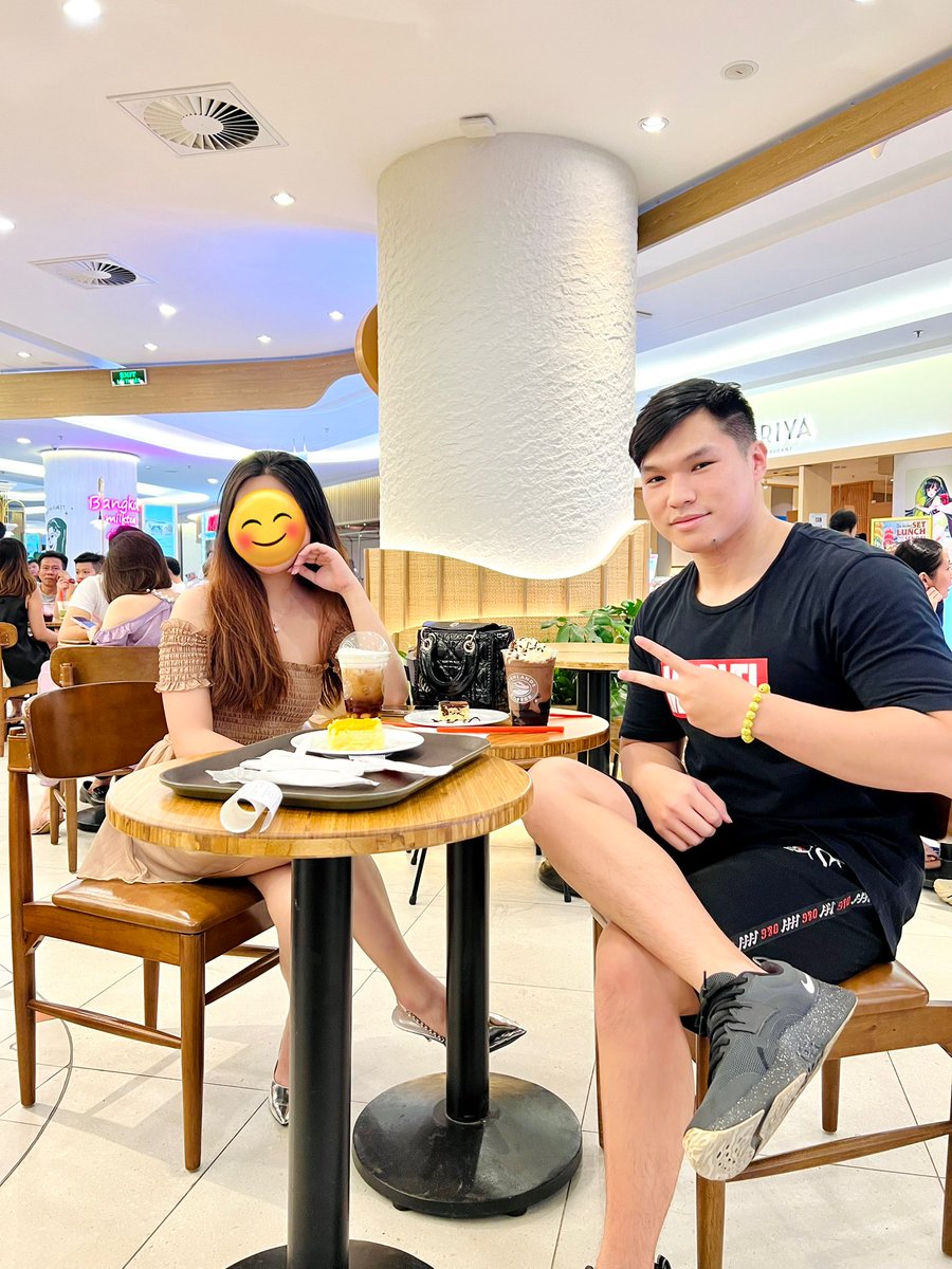 lephamthevu's tweet photo. Highlands coffee với fan girl mới của Thế Vũ #TheVu #LePhamTheVu https://t.co/c6aHFyjHz8