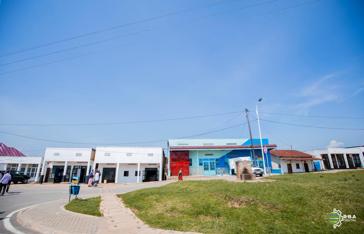 Abatuye n’abatembera mu Mujyi wa Ruhango boroherwa no kugera kuri serivisi zitandukanye zirimo iz’ubuvuzi ndetse n’iz’imari kuko begerejwe ibigo by’imari ndetse n’amabanki abafasha. #RBAAmakuru