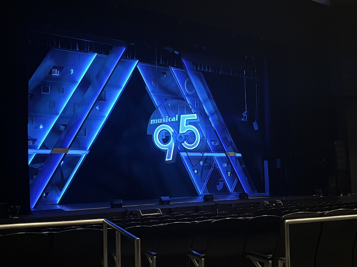 #9to5 
大阪全5公演無事に終えました！
ご観劇いただきました皆様ありがとうございました！

写真はデコだし仲間ほのちゃんこと飯沼帆乃佳ちゃんと
開演前&amp;休憩中に撮影可能な舞台写真を📸
マリアちゃんのこのお衣装も可愛くてお気に入りなんです🫣💛

お次は福岡へまいりますっ！
楽しみだなぁ！