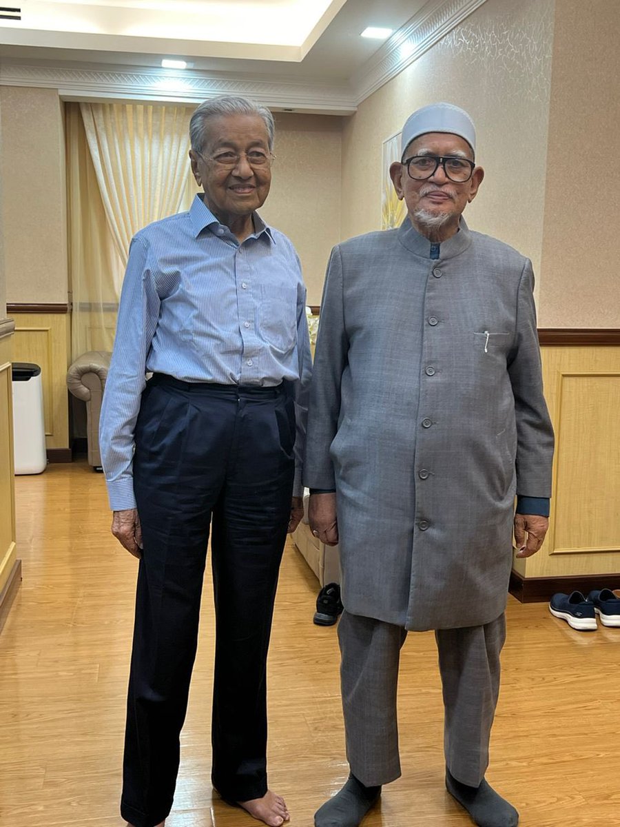 Alhamdulillah, kesempatan menziarahi Tun Mahathir di IJN. Didoakan semoga terus dikurniakan kesihatan sebaiknya, insya-Allah.