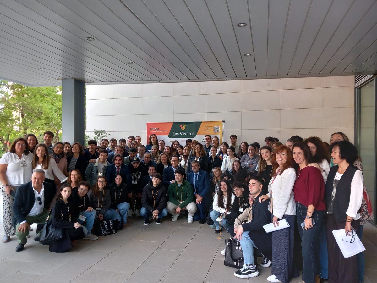 cadesevilla's tweet photo. 🟢#DíaDeLaEmpresaAndaluza #HackathonEmprende
 
📸Foto de participantes y representantes institucionales.

✔️Los alumnos del @CPIFPLosViveros comienzan la dinámica ‘Speed Thinking’ 📍 @PCTcartuja

@FPAndaluza @UniversidadAnd @aemprende @daniescacena @EducaAnd

#territorioemprende https://t.co/1YuOgzn7vu