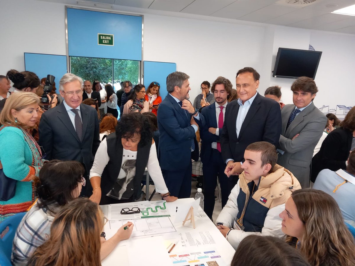 cadesevilla's tweet photo. 🟢#DíaDeLaEmpresaAndaluza #HackathonEmprende
 
📸Foto de participantes y representantes institucionales.

✔️Los alumnos del @CPIFPLosViveros comienzan la dinámica ‘Speed Thinking’ 📍 @PCTcartuja

@FPAndaluza @UniversidadAnd @aemprende @daniescacena @EducaAnd

#territorioemprende https://t.co/1YuOgzn7vu