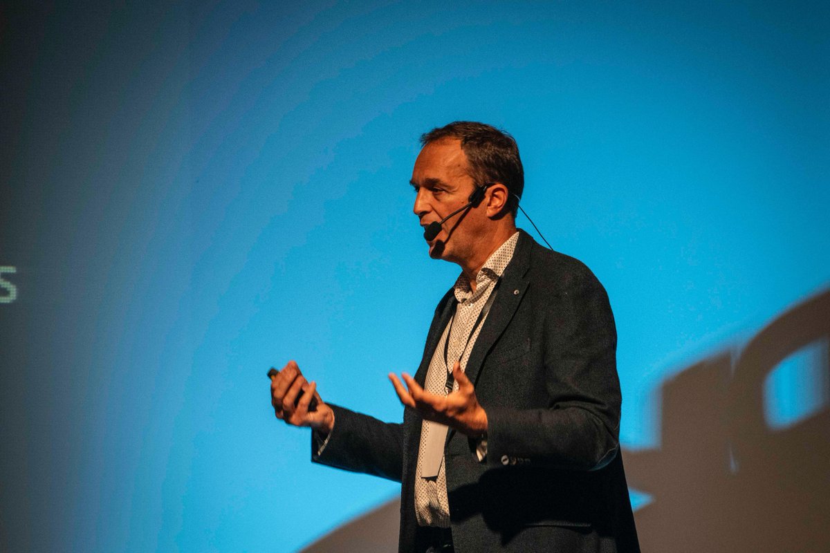 🔐CONGRÈS DE CIBERSEGURETAT ARMARI 6 #congresciberarmari6👾Era intelligéncia artificiau siguec protagonista damb David Company, enginhaire en investigacion e desvolopament en ciberseguretat en <a href="/i2CAT/">i2CAT Research Centre</a>  qu'expliquèc coma era #IA servís tant as ciberatacans coma as ciberdefensors.