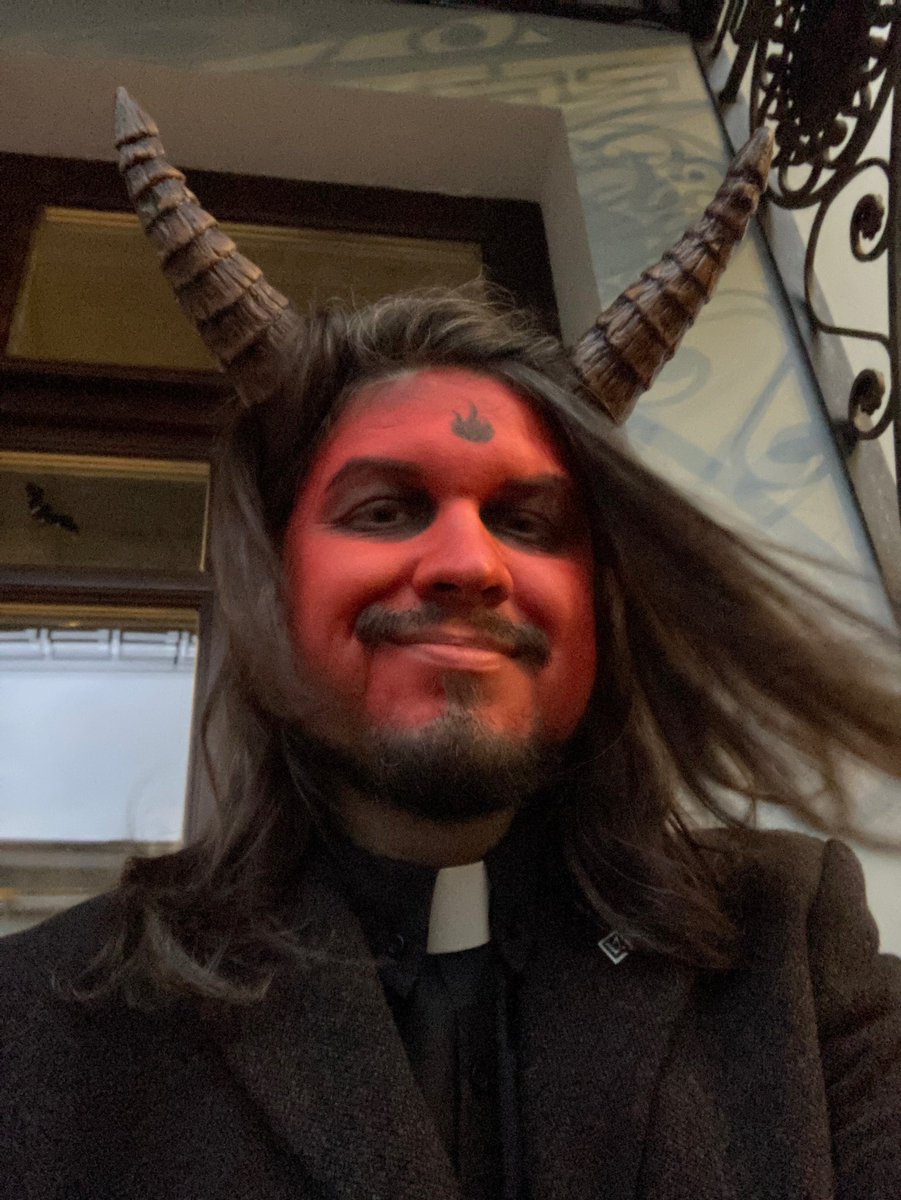 whyabe's tweet photo. Seven Inches of Satanic Panic (я про рога) https://t.co/vZfvTULnCn