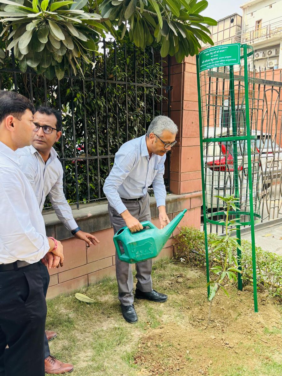 CgstAuditNoida's tweet photo. स्वच्छता अभियान 4.0 (2024) के अंतर्गत "एक पेड़ माँ के नाम" का रोपण प्रधान आयुक्त श्री गौरव  कुमार, आयुक्तालय लेखा परीक्षा नॉएडा के द्वारा कार्यालय के परिसर में किया गया |
@cbic_india @dghrd_cbic @cgstcusmeerut https://t.co/vUV9Sw7qJk
