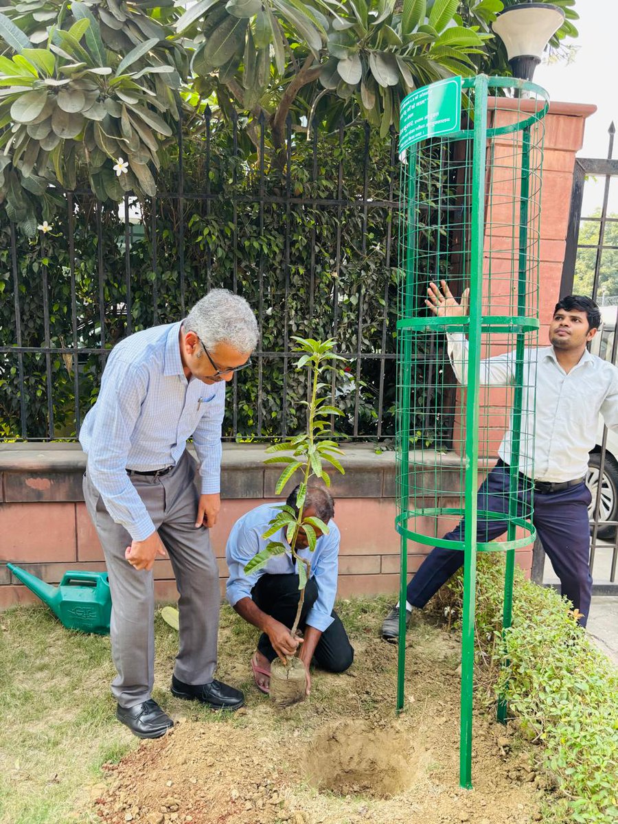 CgstAuditNoida's tweet photo. स्वच्छता अभियान 4.0 (2024) के अंतर्गत "एक पेड़ माँ के नाम" का रोपण प्रधान आयुक्त श्री गौरव  कुमार, आयुक्तालय लेखा परीक्षा नॉएडा के द्वारा कार्यालय के परिसर में किया गया |
@cbic_india @dghrd_cbic @cgstcusmeerut https://t.co/vUV9Sw7qJk