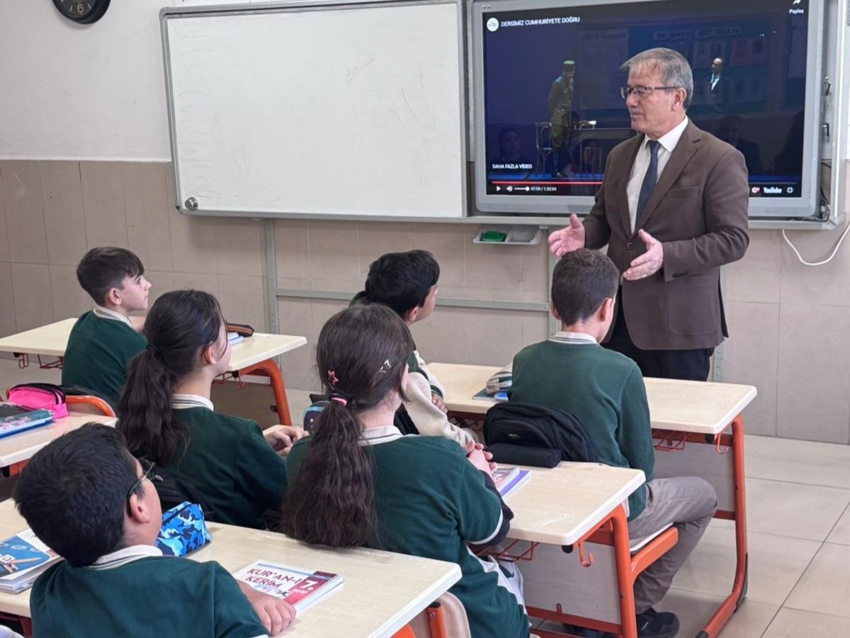 nigdeilmem's tweet photo. İl Milli Eğitim Müdürümüz Halil İbrahim YAŞAR Muhsin Yazıcıoğlu İmam Hatip Ortaokulunu ziyaret ederek cumhuriyetin kuruluş destanını konu alan "Cumhuriyete Doğru" tiyatro oyunundan çekilen görüntülerin sinematografik kurgusundan oluşan "Dersimiz Cumhuriyete Doğru" isimli filmi öğrencilerle birlikte izledi.