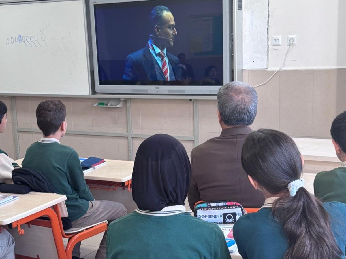 İl Milli Eğitim Müdürümüz Halil İbrahim YAŞAR Muhsin Yazıcıoğlu İmam Hatip Ortaokulunu ziyaret ederek cumhuriyetin kuruluş destanını konu alan "Cumhuriyete Doğru" tiyatro oyunundan çekilen görüntülerin sinematografik kurgusundan oluşan "Dersimiz Cumhuriyete Doğru" isimli filmi