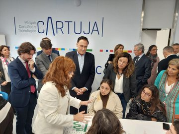 cadesevilla's tweet photo. 🟢#DíaDeLaEmpresaAndaluza #HackathonEmprende
 
📸Foto de participantes y representantes institucionales.

✔️Los alumnos del @CPIFPLosViveros comienzan la dinámica ‘Speed Thinking’ 📍 @PCTcartuja

@FPAndaluza @UniversidadAnd @aemprende @daniescacena @EducaAnd

#territorioemprende https://t.co/1YuOgzn7vu