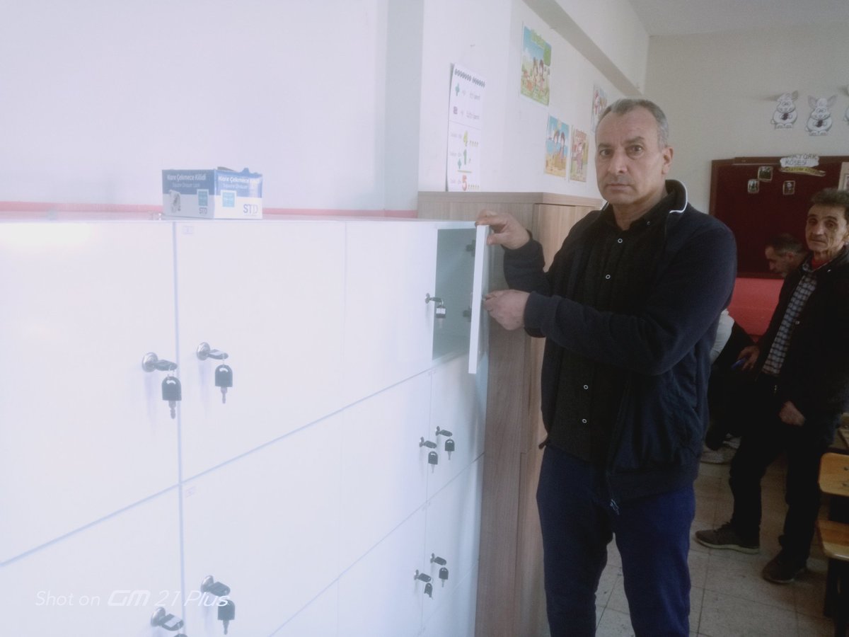 <a href="/Siverekbld/">Siverek Belediyesi</a> Çok değerli Belediye Başkanımız Ali Murat BUCAK 'ın destekleriyle sınıf dolaplarımız, geleceğimizin mimarları olan öğrencilerimizin sınıflarına takıldı.Başkanımıza öğrencilerim adına sonsuz teşekkürler 🙏🙏🙏