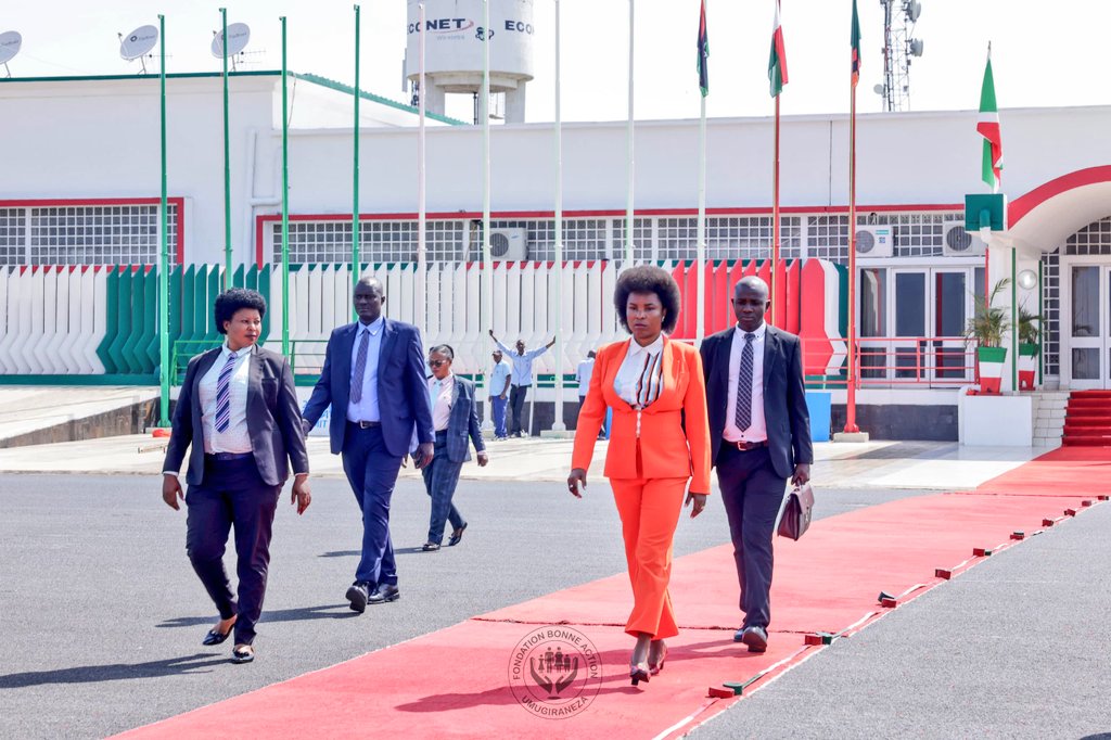 MANIRAMBON47699's tweet photo. #Burundi 
kwuyumusi igenekerezo rya 28/10/2024, umutambukanyi wumukuru wigihugu  @Burundi1stLady ahejeje gufata urugendo rumushikana #Dar_s_salama  #Tanzanie , yitavye inama igira 11 ihuza #Afrique na #Asie izoba kumagenekerezo ya 29 na 30 gitugutu 2024 , 
@Generalneva https://t.co/W5o4Ex6dQY