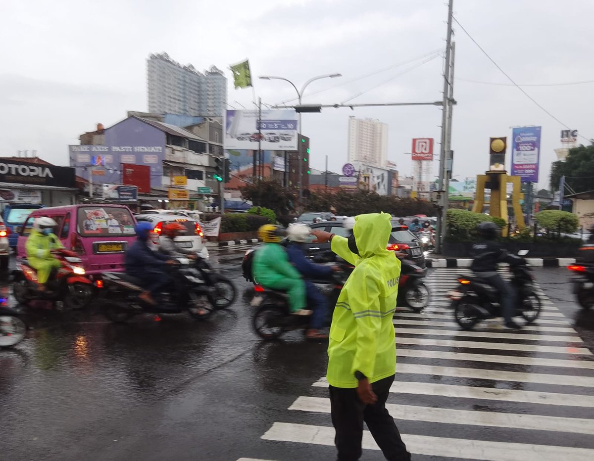16.23 Wib Situasi lalin Simp.Ramanda Jl.Margonda Raya ramai lancar arah Simp.Siliwangi maupun Jl.AR.Hakim dan Simp.Juanda Margonda. Petugas Satlantas Polres Metro Depok pengaturan lalin antisipasi kepadatan. <a href="/NTMCLantasPolri/">KorlantasPolri.Ntmc</a> <a href="/TMCPoldaMetro/">TMC Polda Metro Jaya</a>