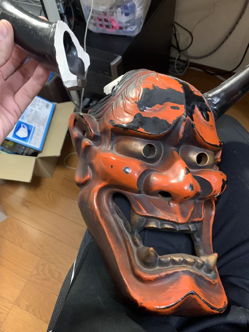 ホラー小説読んでたら壁に飾ってた般若面が急に落ちてきて角が折れた。お気に入りの面だったのでチト悲しい。アロンアルファでくっつけておく 