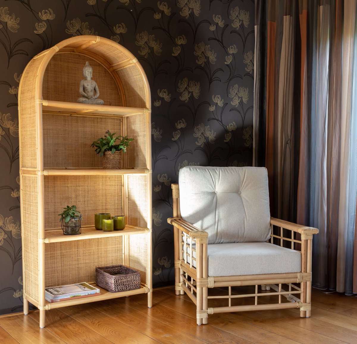 Rotan meubelen ...toch altijd gezellig voor in uw woonkamer. Hier de manou fauteuil Detroit afgebeeld met een boogkast. Ook nieuwsgierig naar meer rotan meubelen? rietenrotanwinkel.nl