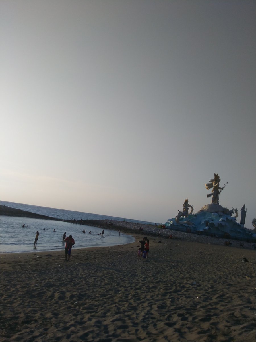 Edamore2's tweet image. Kawan apa kabarmu...
Disini serasa nyaman ditemani desiran angin senja dan ombak berisik.... Kalo duniamu gimana sekarang kawan...