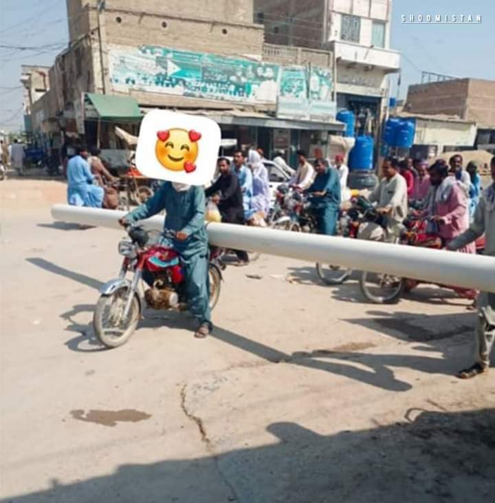 تقریباً ہر گھر میں ایک ایسا بے روز گار ضرور ہوتا ہے جو اپنی جیب خرچ بچت کرنے کیلئے ہر حد سے گزر جاتا ہے۔ پائپ تو پائپ موٹر سائیکل پر اونٹ بٹھا کر بھی گھر لے جا سکتا ہے۔😂😂