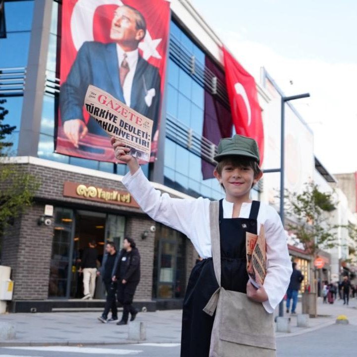 "Yazıyor, Cumhuriyet'in ilanını yazıyor!" 🇹🇷