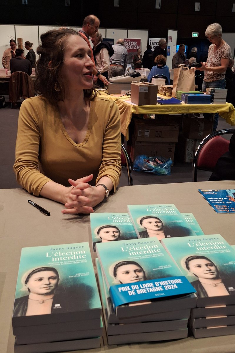 Ce samedi, au Festival du livre de #carhaix, <a href="/BCDsevenaduriou/">B_C_D</a> et <a href="/museedebretagne/">Musée de Bretagne</a> ont remis le "Prix du livre en Bretagne" aux lauréates présentes : Fanny Bugnon pour L’Élection interdite. Itinéraire de Joséphine Pencalet, ouvrière bretonne (1886-1972) en 1e place !
#prix #livre