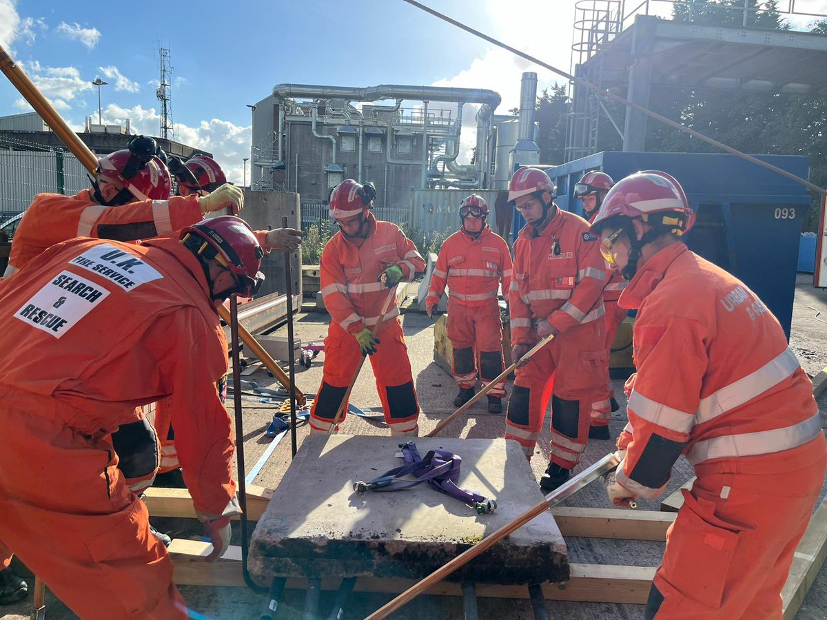 HantsIOW_USAR's tweet image. Recent training involved ‘lifting and moving’ with the use of @Paratech_Inc bipod. @HantsIOW_fire