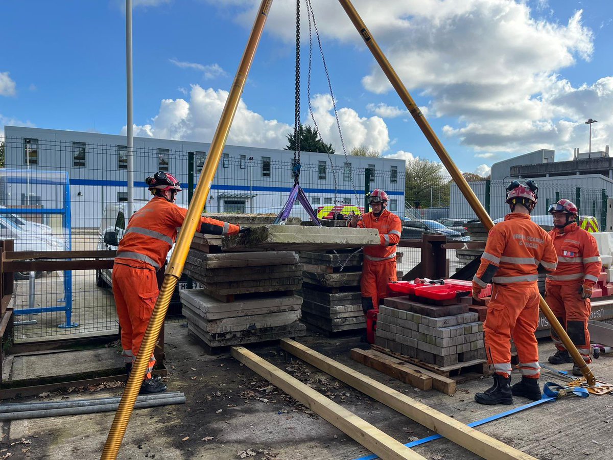 HantsIOW_USAR's tweet image. Recent training involved ‘lifting and moving’ with the use of @Paratech_Inc bipod. @HantsIOW_fire