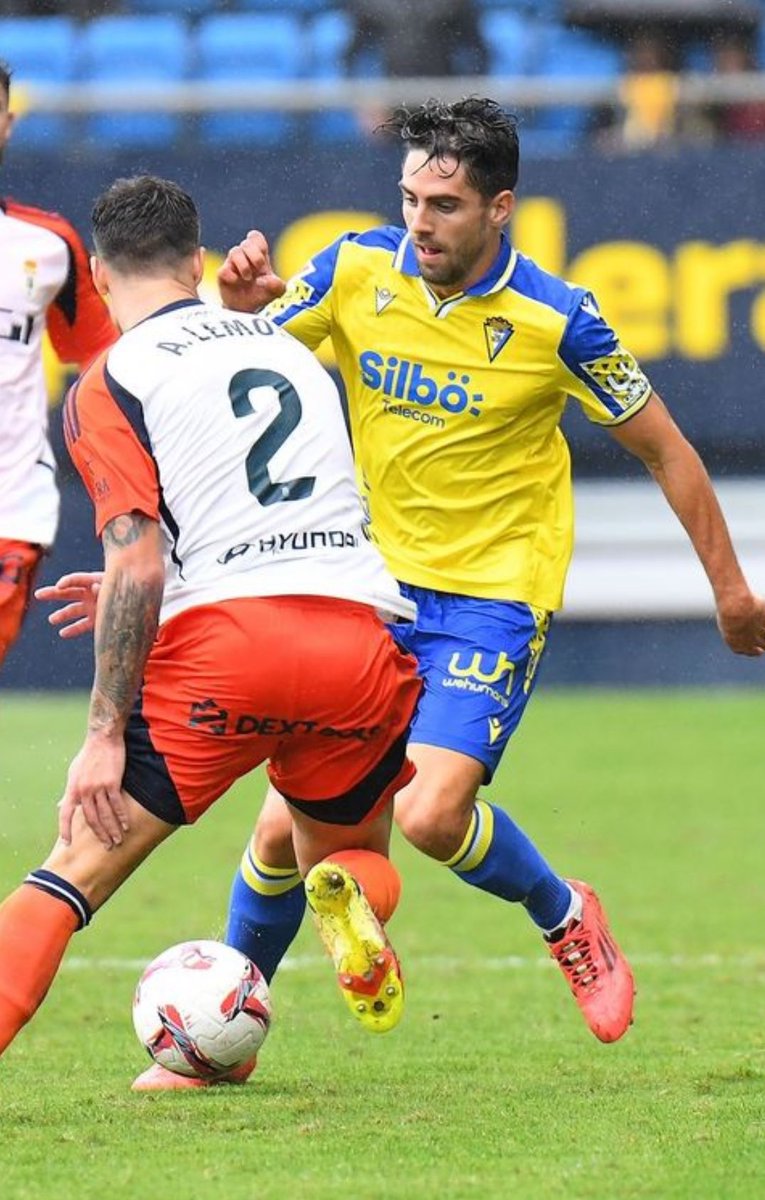 Maltratado por la afición, de los futbolistas que peor se le trata, y nunca, nunca ha tenido un mal gesto, ni una mala palabra. Cuando no le salen las cosas agacha la cabeza y sigue currando para el equipo. Ejemplo dentro y fuera del campo. Siempre en mi equipo Rubén sobrino