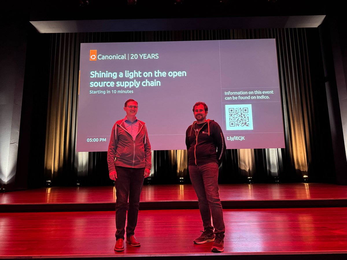 Bitergia's tweet photo. Bitergia had an amazing time at  @ubuntu last week! We shared valuable insights from our risk model analysis, focusing on enhancing project sustainability and decision-making. 🔍 #OpenSource #UbuntuSummit https://t.co/NsB20oQNJm