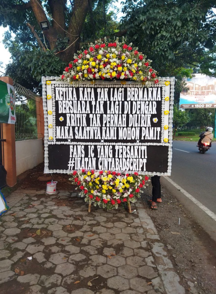 AngetNget's tweet image. Penonton IC dulu emosi dikit ngereognya bukan maen 🤣😅😂

Sebelum pemain speak up penonton dah buat petisilah,tagarlah,karangan bungalah 🔥