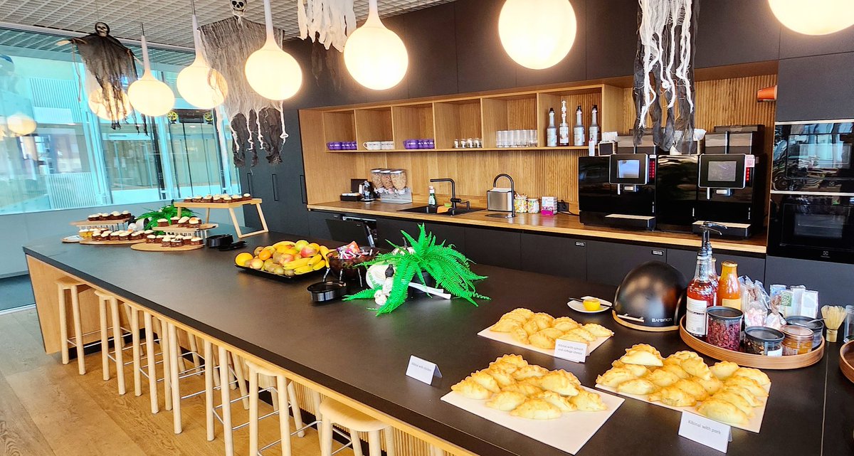 На офисной кухне внезапно угощения и украшения к приближающемуся Хэллоуину

А еще, день всех святых здесь это государственный праздник и выходной, что приятно 👻🎃