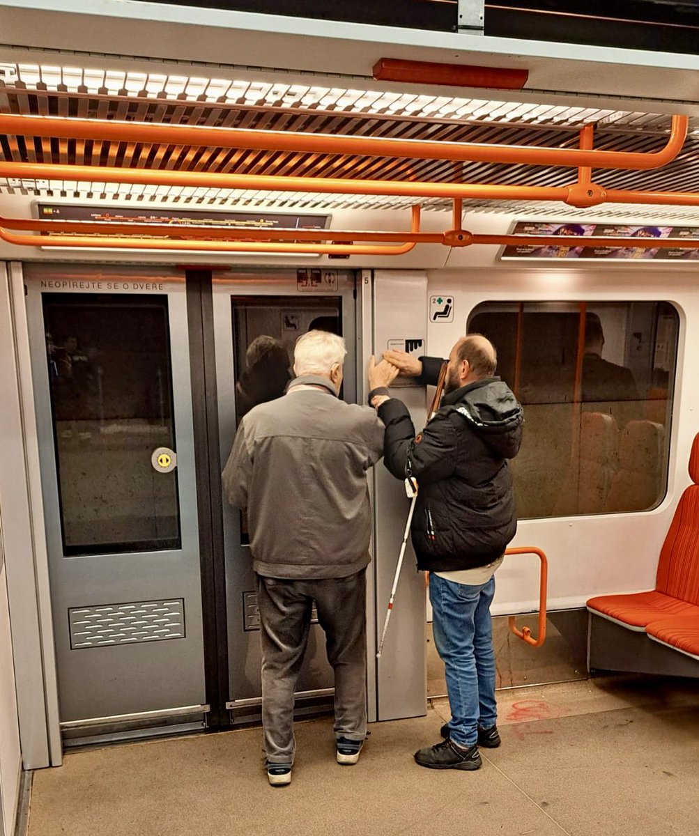 DPPOficialni's tweet photo. “ŠKOLENÍ” NEVIDOMÝCH V METRU | Výluku metra jsme využili nejen pro výměnu dřevěných pražců za betonové, ale také pro rozsáhlé školení nevidomých spoluobčanů v metru. 
👩‍🦯 Účastníci měli možnost vyzkoušet si orientaci v prostorách stanice metra 🚇 Budějovická a ve vozech metra, včetně kolejiště. 
👨‍🦯‍➡️Akce proběhla dnes ve spolupráci s neziskovou organizací SONS. Všem moc děkujeme.