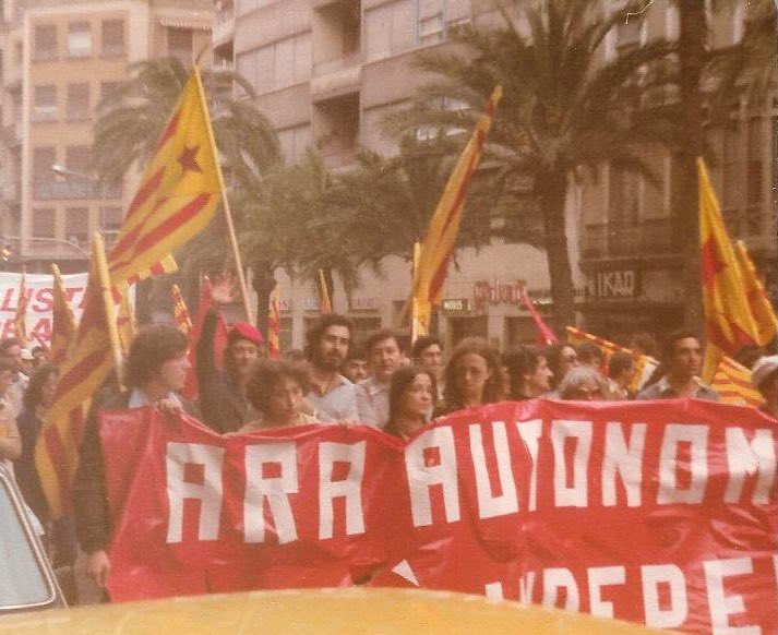 La Maria Mercè Marçal aguantant la pancarta de capçalera d’una manifestació independentista