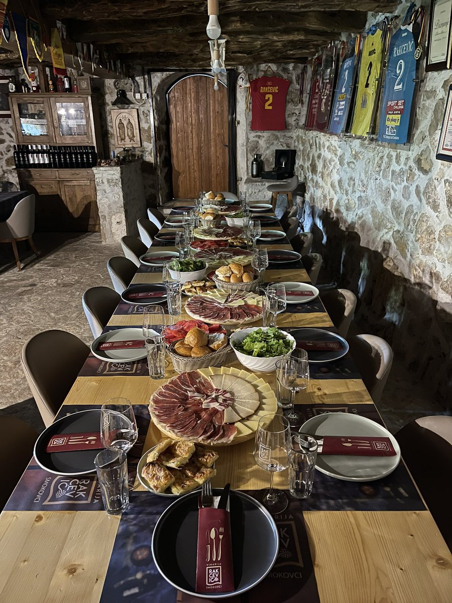 winery_Rakcevic's tweet photo. Dragi prijatelji, na 15 ak km od Cetinja u Rijeckoj nahiji u selu Smokovci u podrumima stare familijarne kuce smjestena je konoba ‘vinarije Rakcevic’. Na principu zakazivanja par dana unaprijed posjetite nas i uzivajte u lijepom etno ambijentu i miru sto pruza ovo malo lijepo mjesto. 
U ponudi je domaca hrana pravljenja na tradicionalan crnogorski nacin  po vasoj zelji, muzika, i vrhunska vina ‘vinarije Rakcevic’. Konoba prima do 35 osoba i pogodna je za sve vrste proslava ... Uvjereni ako dodjete da cete ponijeti prelijepe utiske, ocekujemo vas. 🍷

Winery Rakcevic is open and waiting for you to come and taste our wines made with ❤
Please don’t forget to make a reservation 🍷🍽
☎️+38267565320 (viber - wapp)
📧 vinarijarakcevicmne@gmail.com