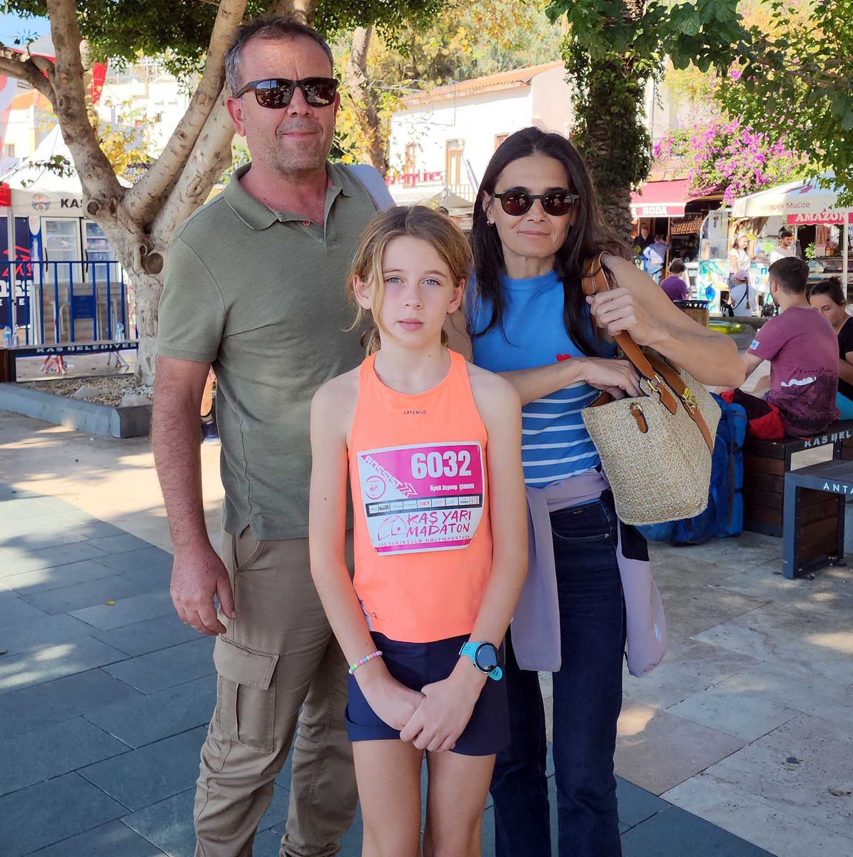 Antalya Kaş’taki maratonda 10 yaşındaki lisanslı atlet Öykü Zeynep’in 1200 lirasını alıp kaydını yaptılar. 

Yarışta ikinci gelince, ‘18 yaşından küçüksün’ deyip, kızın ödülünü vermediler.

Zeynep’in ailesi ve antrenörü Fatma Özkan yarışmanın organizatörü Polat Dede ile görüştü.